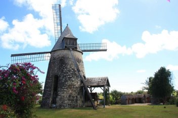 5-ancien-moulin-pour-le-broyage-de-la-canne.jpg